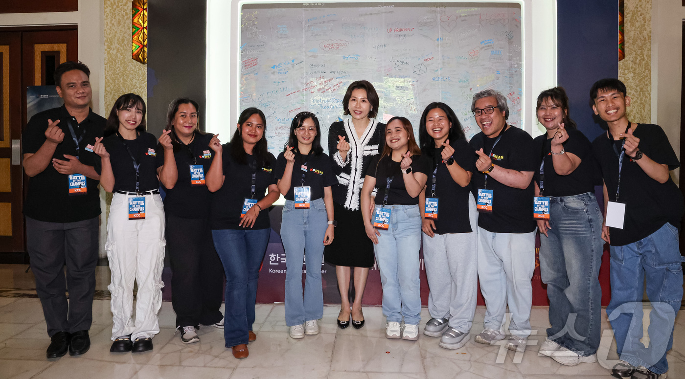 (마닐라(필리핀)=뉴스1) 허경 기자 = 김혜경 여사가 4일(현지시간) 필리핀 마닐라 한 극장에서 열린 모두의 케이팝을 마친 후 자원봉사자들과 기념촬영을 하고 있다. 2026.3. …