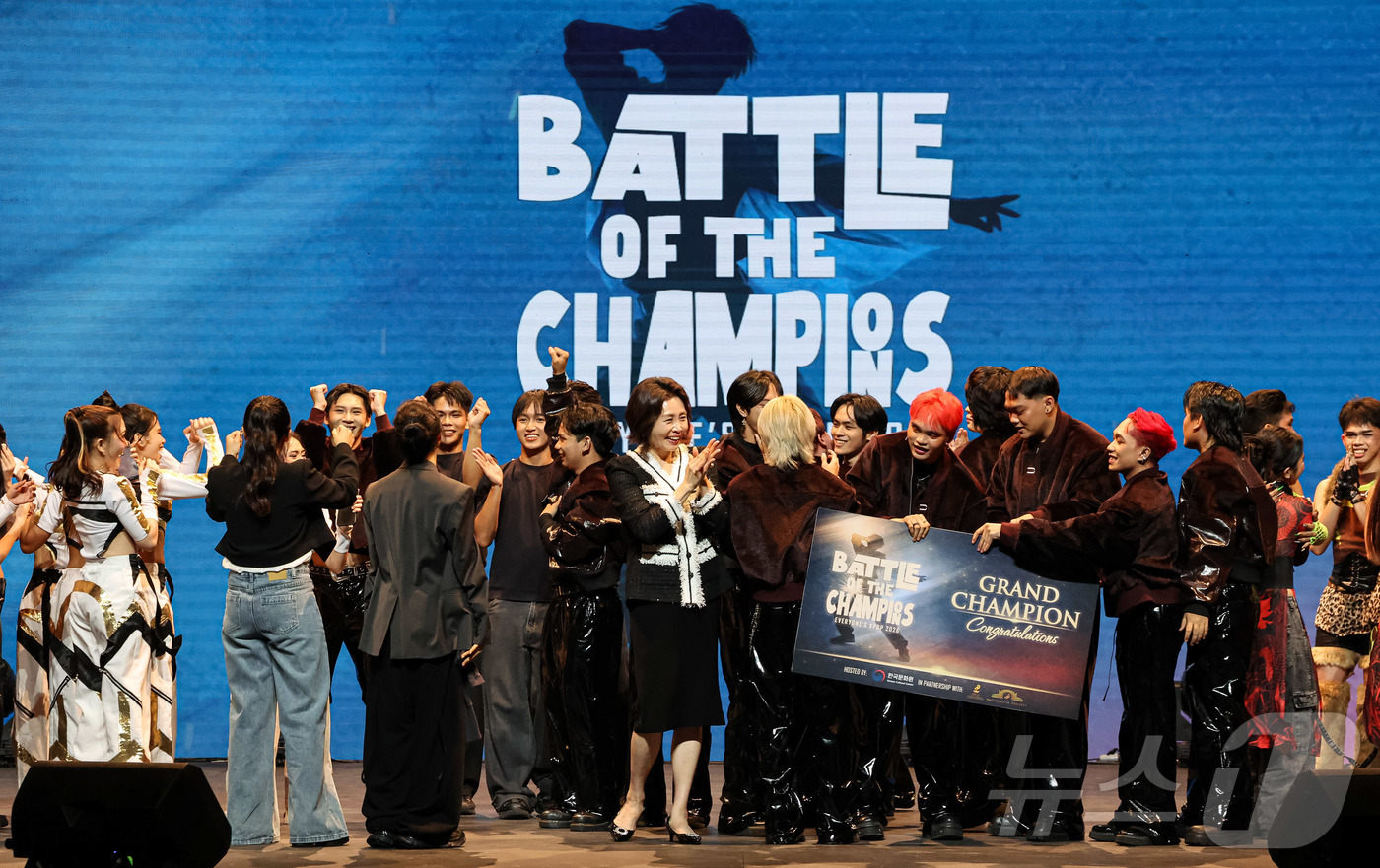 (마닐라(필리핀)=뉴스1) 허경 기자 = 김혜경 여사가 4일(현지시간) 필리핀 마닐라 한 극장에서 열린 모두의 케이팝 시상식에서 축하의 박수를 보내고 있다. 2026.3.4/뉴스1 …