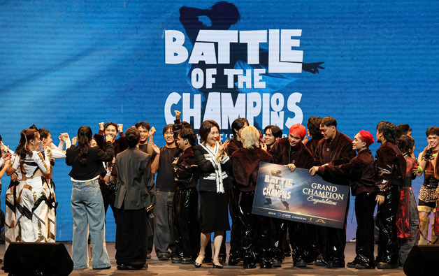 모두의 케이팝 수상자에게 박수 보내는 김혜경 여사