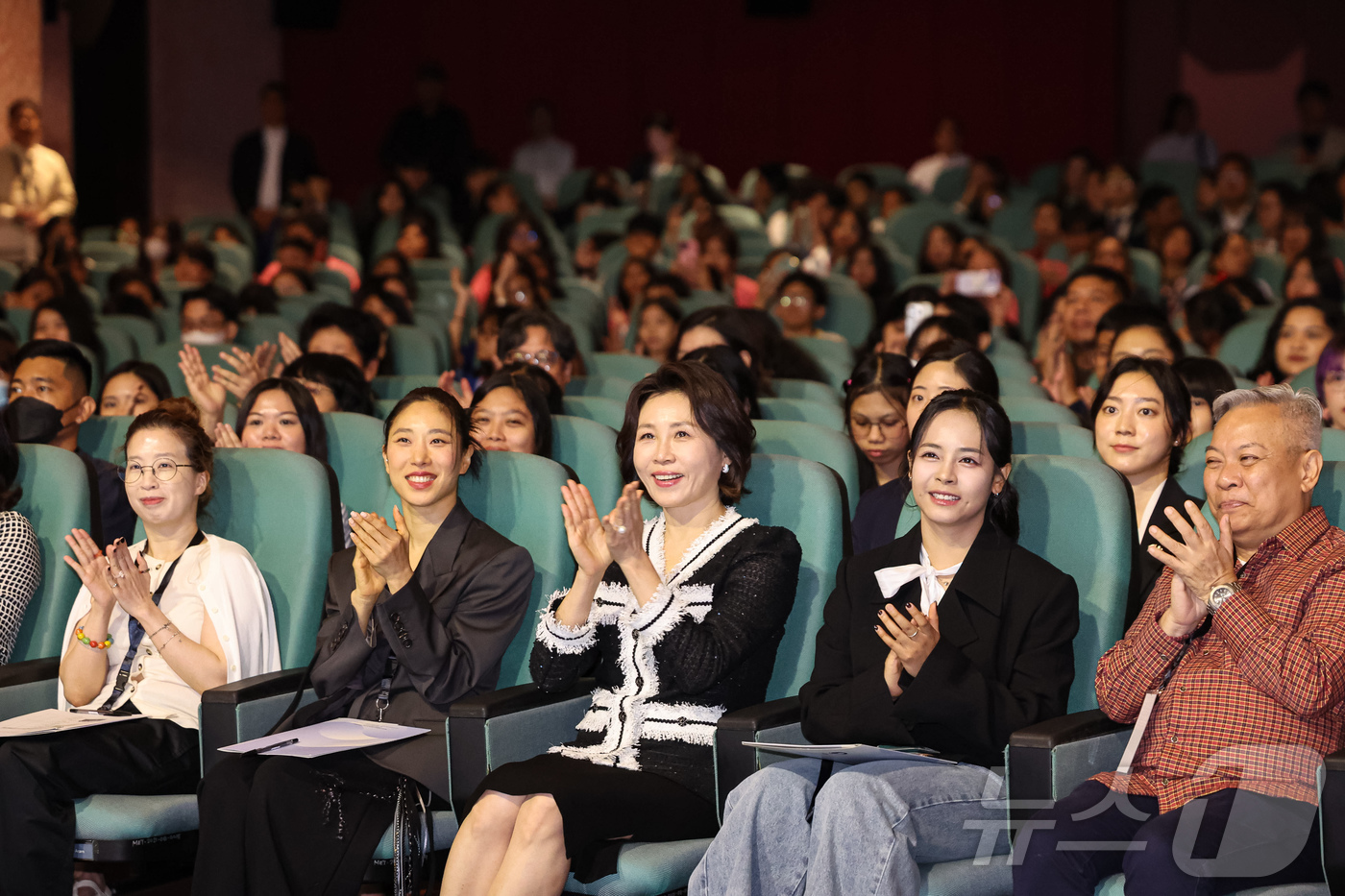 (마닐라(필리핀)=뉴스1) 허경 기자 = 김혜경 여사가 4일(현지시간) 필리핀 마닐라 한 극장에서 열린 모두의 케이팝에서 공연을 관람하고 있다. 2026.3.4/뉴스1