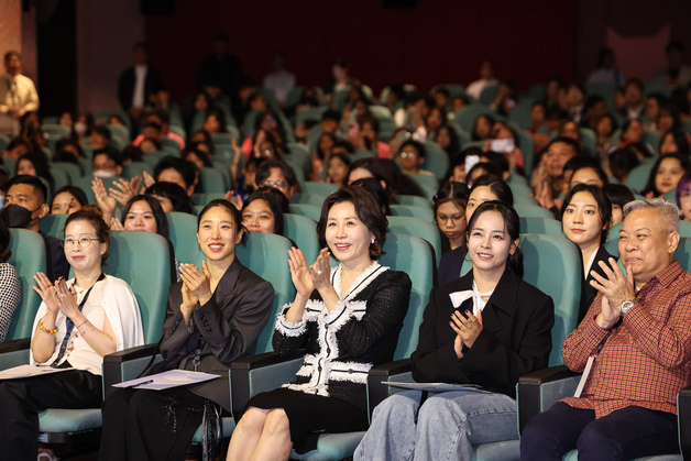 모두의 케이팝 공연 관람하는 김혜경 여사