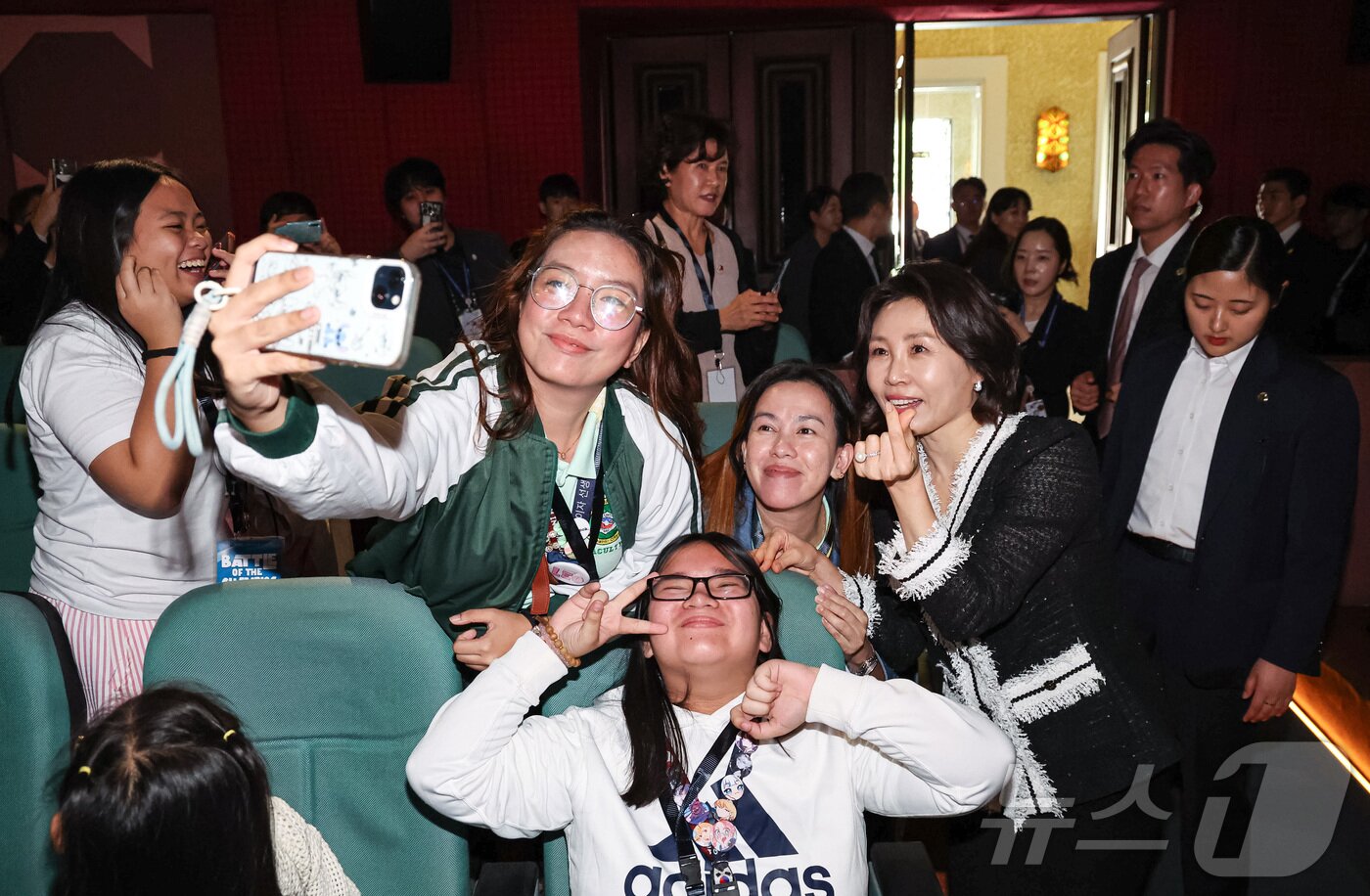 본문 이미지 - 김혜경 여사가 4일(현지시간) 필리핀 마닐라 한 극장에서 열린 모두의 케이팝을 마친 후 참석자들과 기념촬영을 하고 있다. 2026.3.4 ⓒ 뉴스1 허경 기자