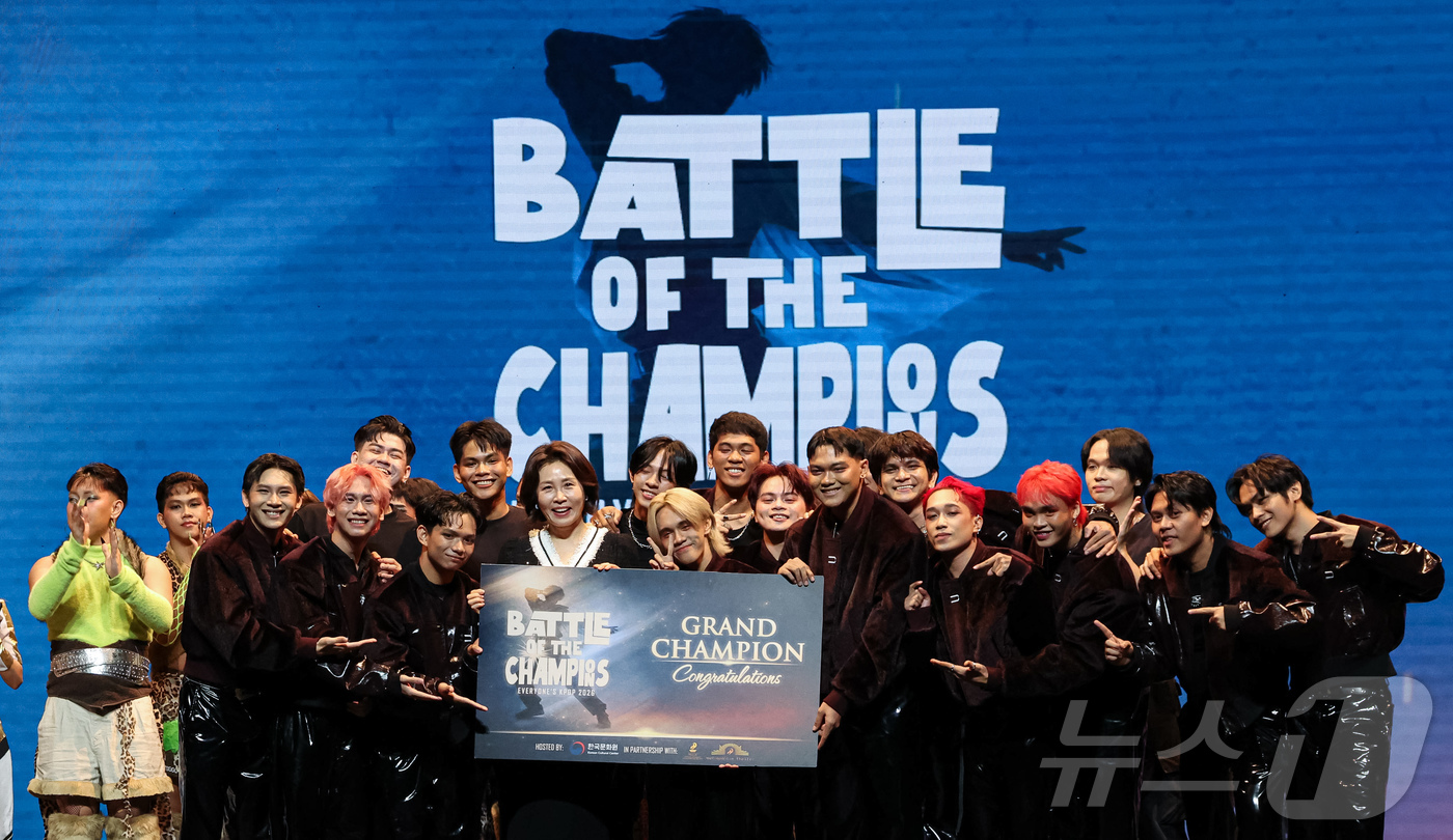 (마닐라(필리핀)=뉴스1) 허경 기자 = 김혜경 여사가 4일(현지시간) 필리핀 마닐라 한 극장에서 열린 모두의 케이팝에서 수상자들과 기념촬영을 하고 있다. 2026.3.4/뉴스1