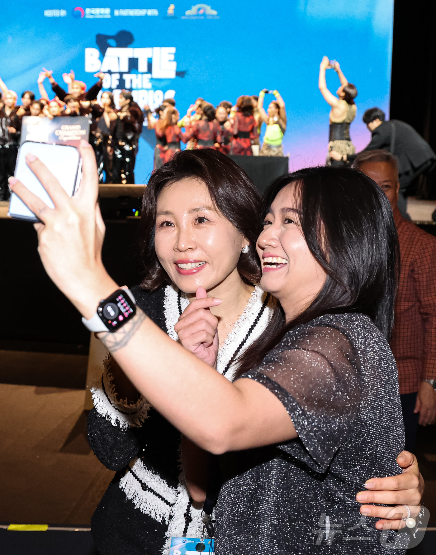 (마닐라(필리핀)=뉴스1) 허경 기자 = 김혜경 여사가 4일(현지시간) 필리핀 마닐라 한 극장에서 열린 모두의 케이팝에서 한 참석자와 기념촬영을 하고 있다. 2026.3.4/뉴스1 …