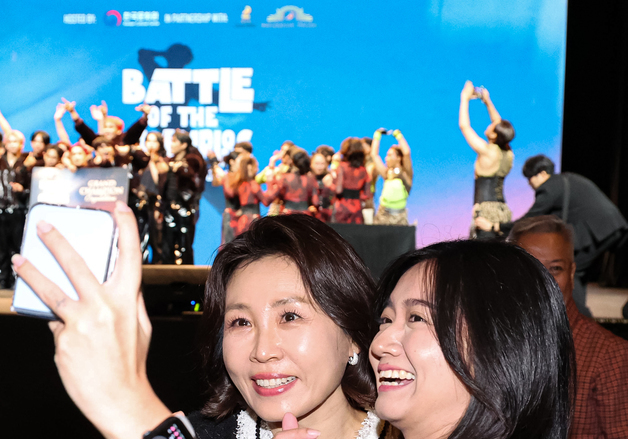 참석자와 기념촬영 하는 김혜경 여사