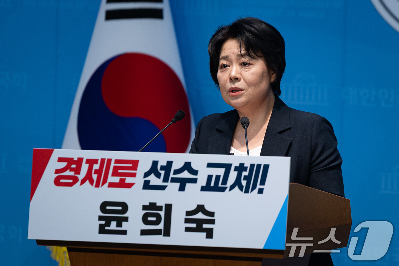 (서울=뉴스1) 유승관 기자 = 윤희숙 전 국민의힘 의원이 4일 서울 여의도 국회 소통관에서 서울시장 출마 선언 기자회견을 하고 있다. 2026.3.4/뉴스1