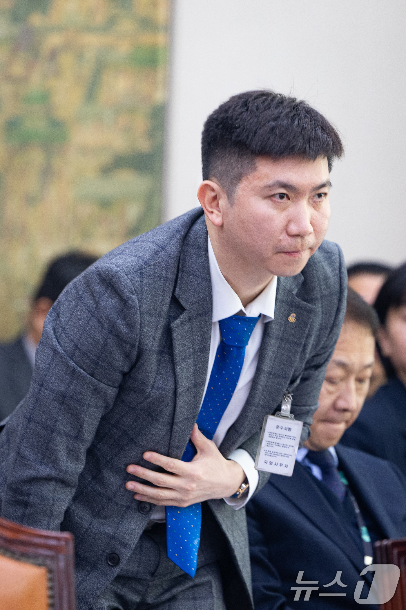 (서울=뉴스1) 유승관 기자 = 유승민 대한체육회장이 4일 서울 여의도 국회에서 제432회 국회(임시회) 폐회중 열린 문화체육관광위원회 제3차 전체회의에 출석해 인사하고 있다. 2 …