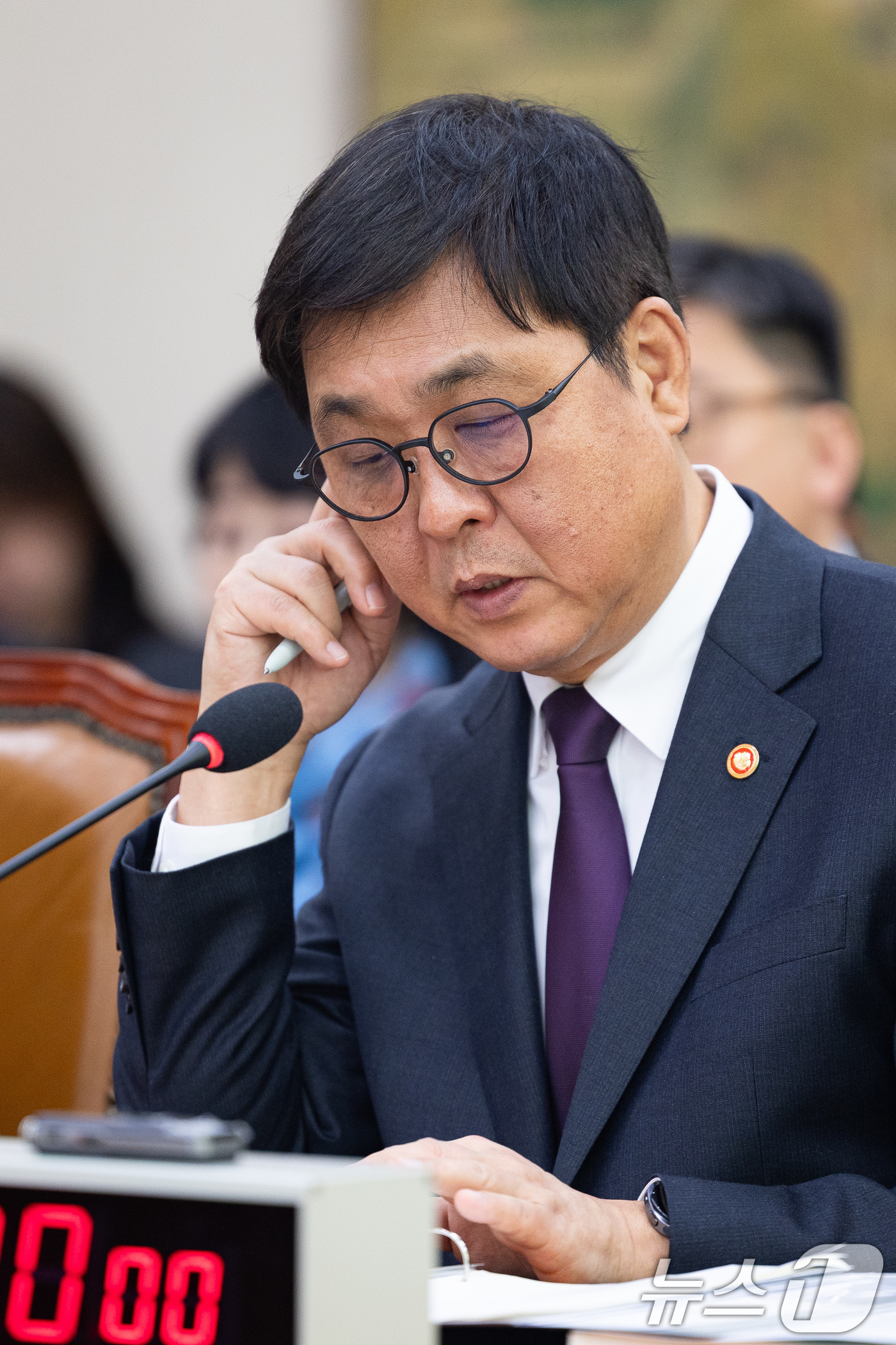 (서울=뉴스1) 유승관 기자 = 최휘영 문화체육관광부 장관이 4일 서울 여의도 국회에서 제432회 국회(임시회) 폐회중 열린 문화체육관광위원회 제3차 전체회의에 출석해 의원 질의에 …