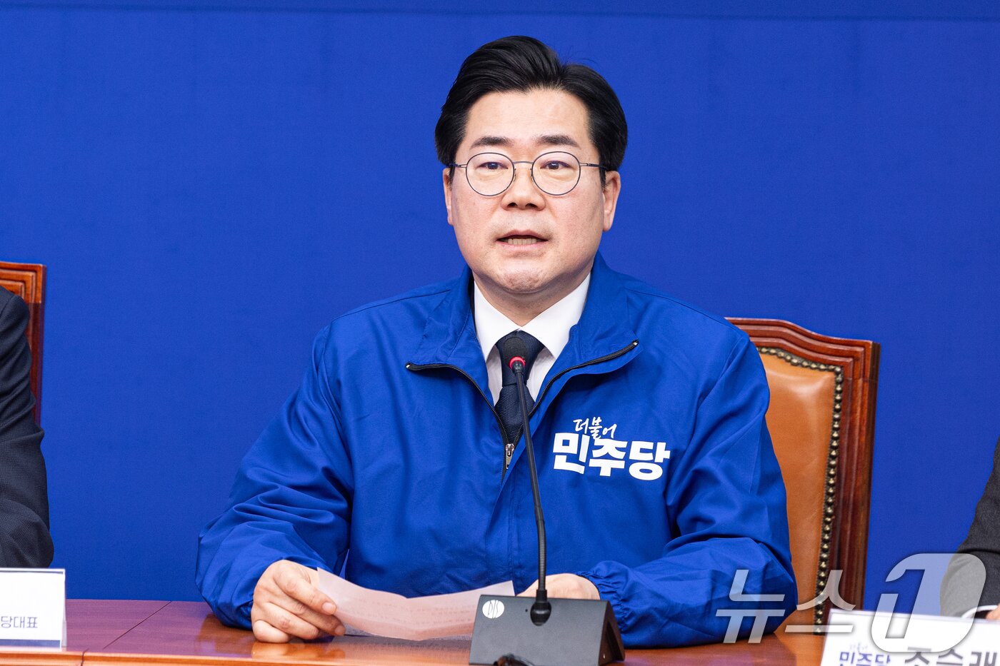 본문 이미지 - 인천시장 후보 공천이 확정된 박찬대 의원. 2026.3.4 ⓒ 뉴스1 이승배 기자