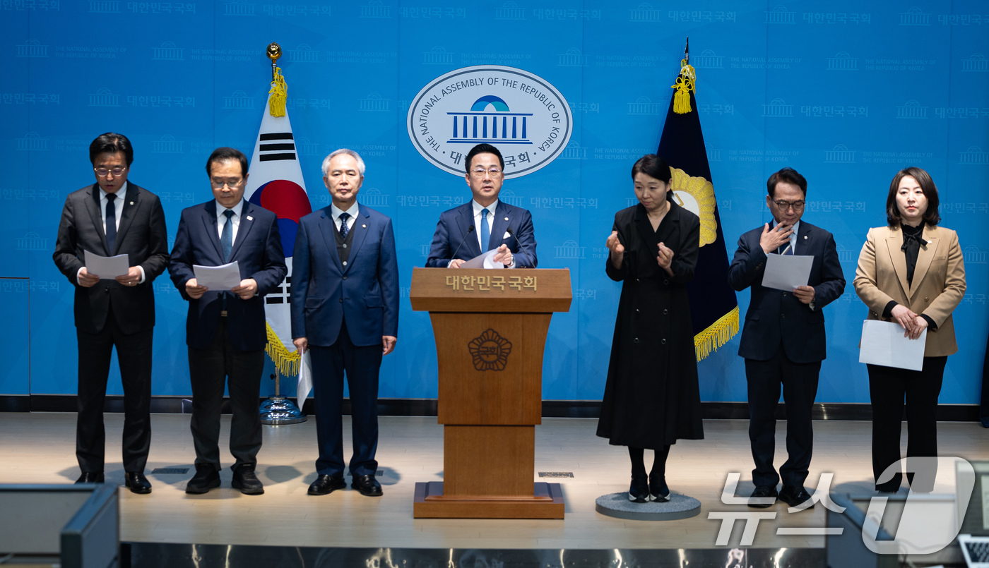 (서울=뉴스1) 유승관 기자 = 박성준 더불어민주당 윤석열 정권 조작기소 진상규명 및 공소취소를 위한 국정조사 추진위원회 부위원장을 비롯한 위원들이 4일 서울 여의도 국회 소통관에 …