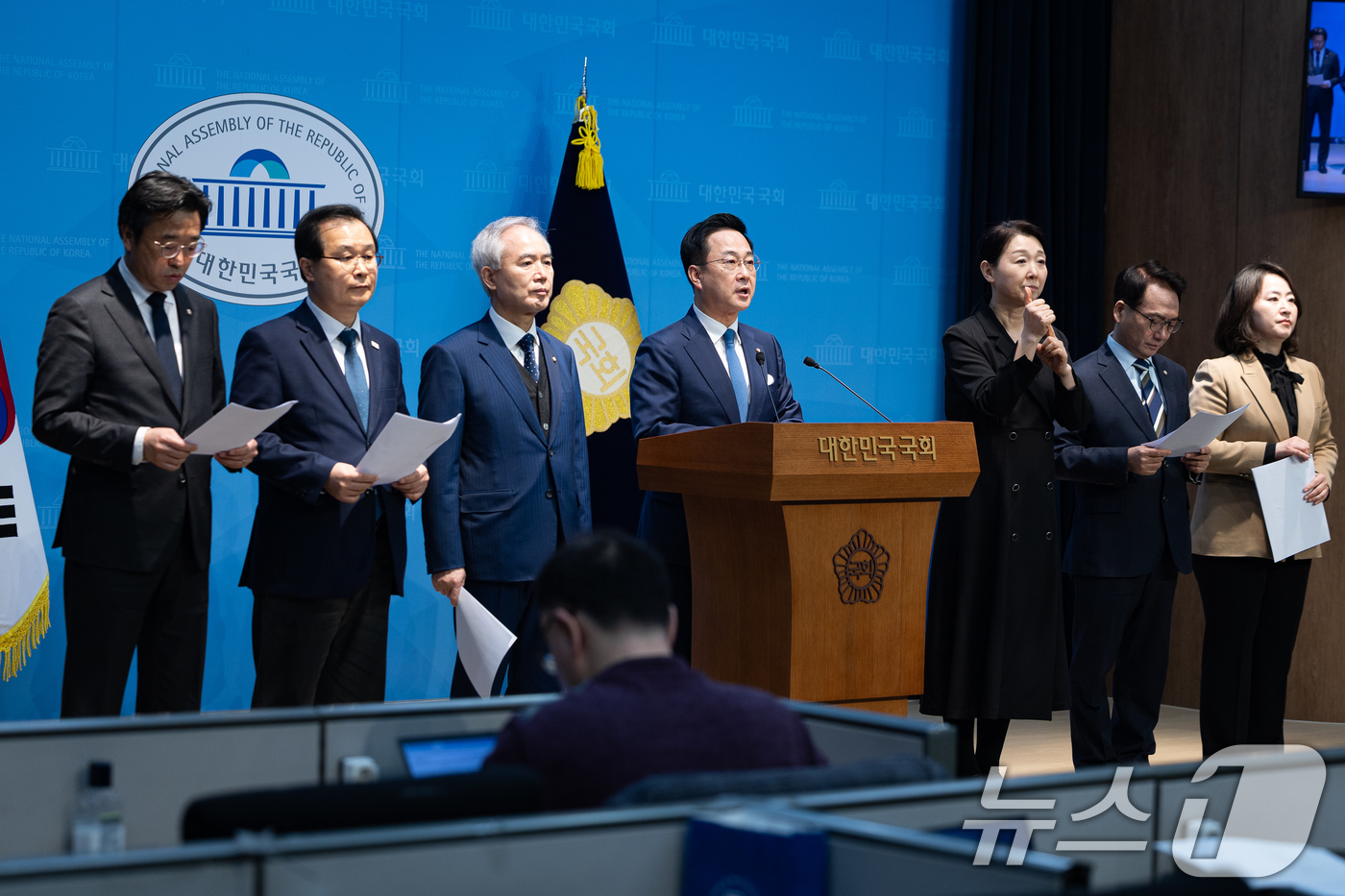 (서울=뉴스1) 유승관 기자 = 박성준 더불어민주당 윤석열 정권 조작기소 진상규명 및 공소취소를 위한 국정조사 추진위원회 부위원장을 비롯한 위원들이 4일 서울 여의도 국회 소통관에 …