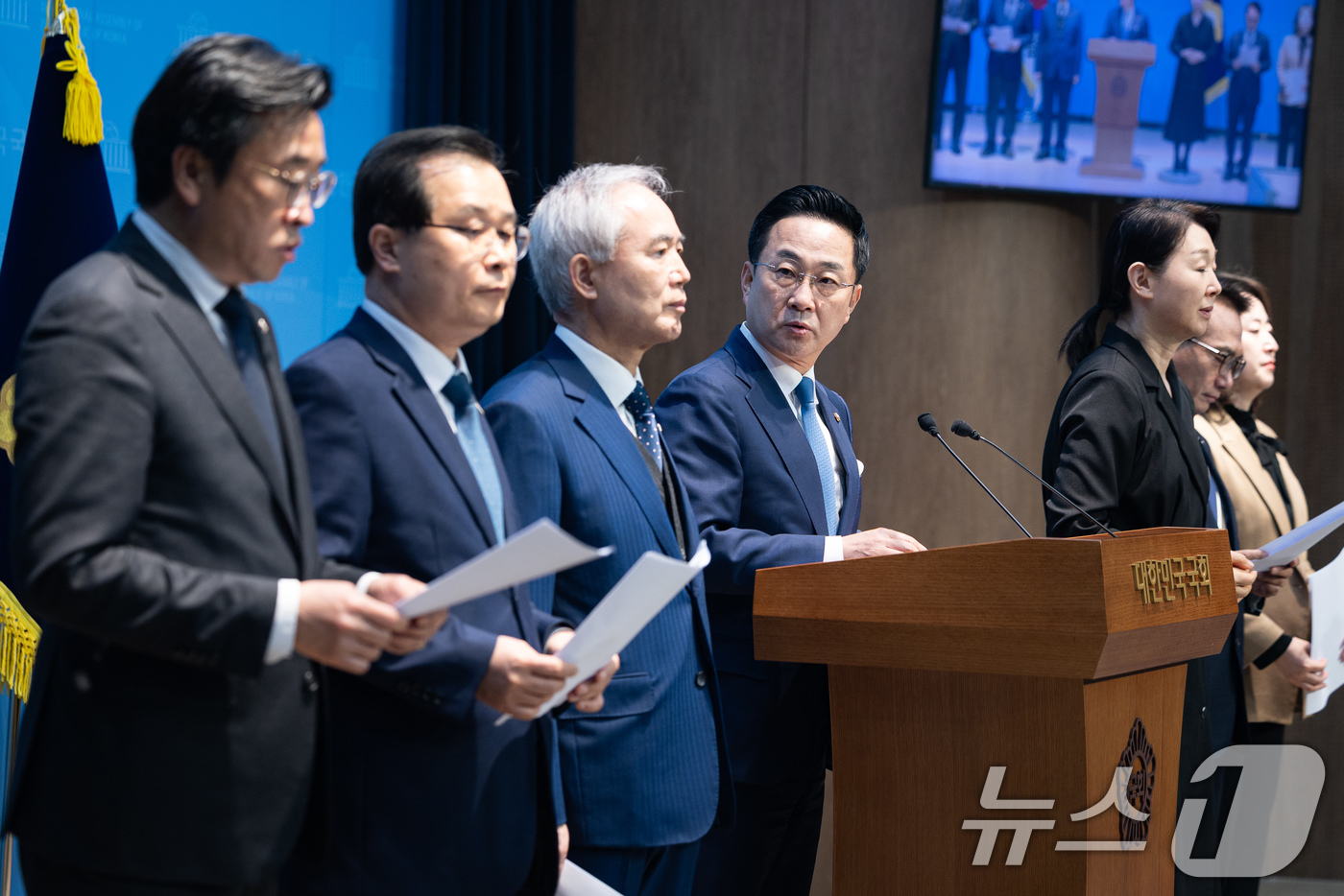 (서울=뉴스1) 유승관 기자 = 박성준 더불어민주당 윤석열 정권 조작기소 진상규명 및 공소취소를 위한 국정조사 추진위원회 부위원장을 비롯한 위원들이 4일 서울 여의도 국회 소통관에 …