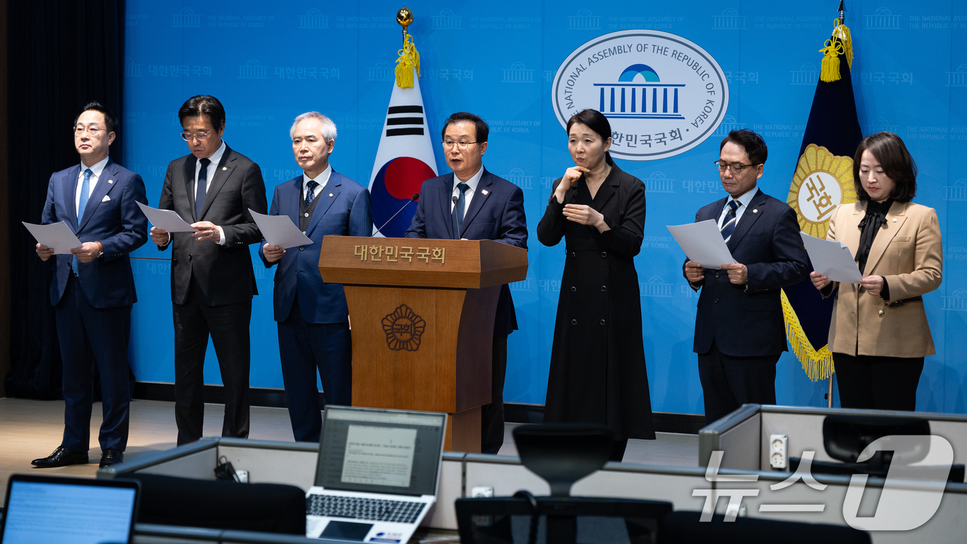 (서울=뉴스1) 유승관 기자 = 이건태 더불어민주당 윤석열 정권 조작기소 진상규명 및 공소취소를 위한 국정조사 추진위원회 간사 비롯한 위원들이 4일 서울 여의도 국회 소통관에서 국 …