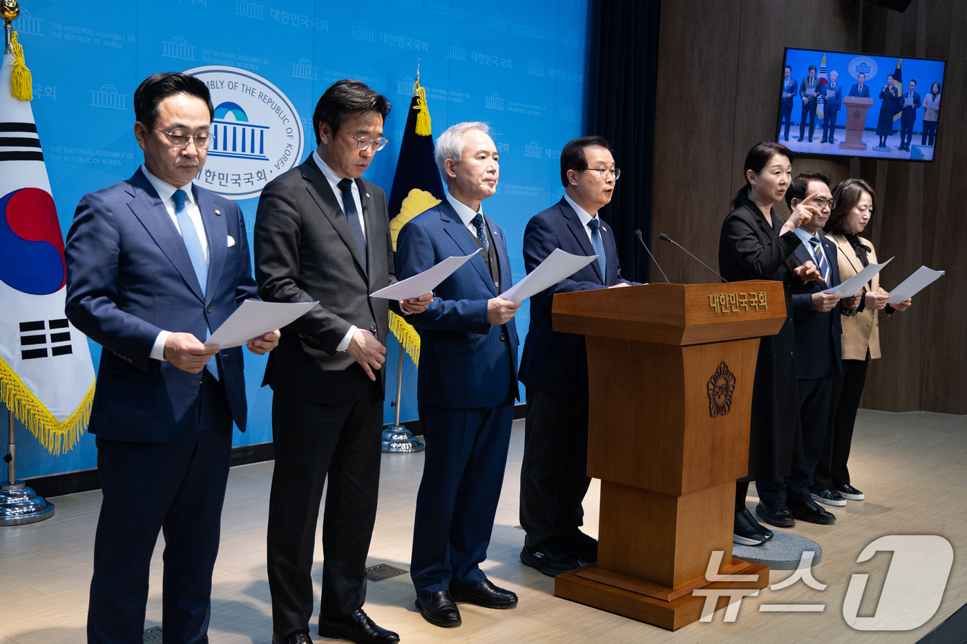 (서울=뉴스1) 유승관 기자 = 이건태 더불어민주당 윤석열 정권 조작기소 진상규명 및 공소취소를 위한 국정조사 추진위원회 간사 비롯한 위원들이 4일 서울 여의도 국회 소통관에서 국 …