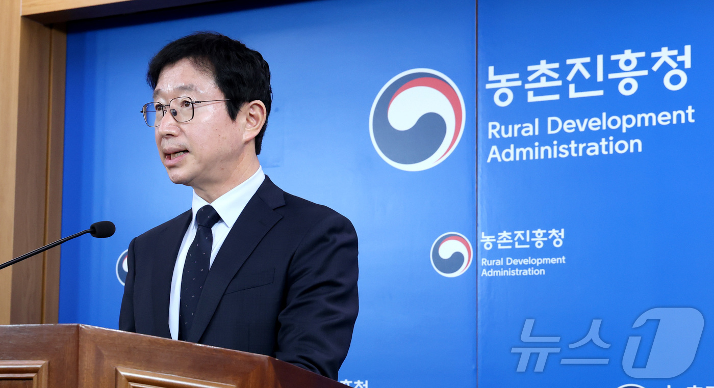 (세종=뉴스1) 김기남 기자 = 김대현 농촌진흥청 국립원예특작과학원장이 4일 세종시 정부세종청사 농식품부에서 고춧잎을 고부가가치 소재로 탈바꿈시킨 ‘원기2호’ 산업화 성과와 이를 …