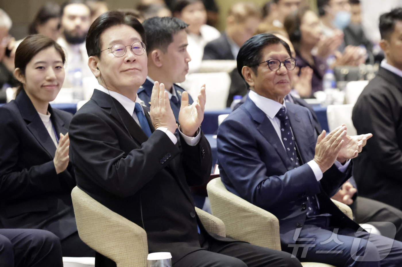 (마닐라(필리핀)=뉴스1) 허경 기자 = 필리핀을 국빈 방문한 이재명 대통령이 4일(현지시간) 필리핀 마닐라 한 호텔에서 열린 한·필 비즈니스 포럼에서 박수를 치고 있다. 2026 …