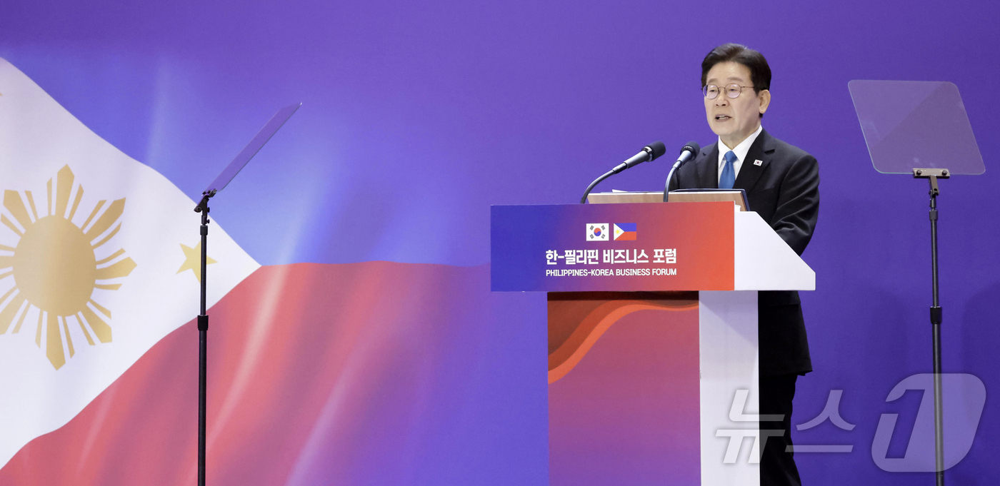 (마닐라(필리핀)=뉴스1) 허경 기자 = 필리핀을 국빈 방문한 이재명 대통령이 4일(현지시간) 필리핀 마닐라 한 호텔에서 열린 한·필 비즈니스 포럼에서 발언을 하고 있다. 2026 …