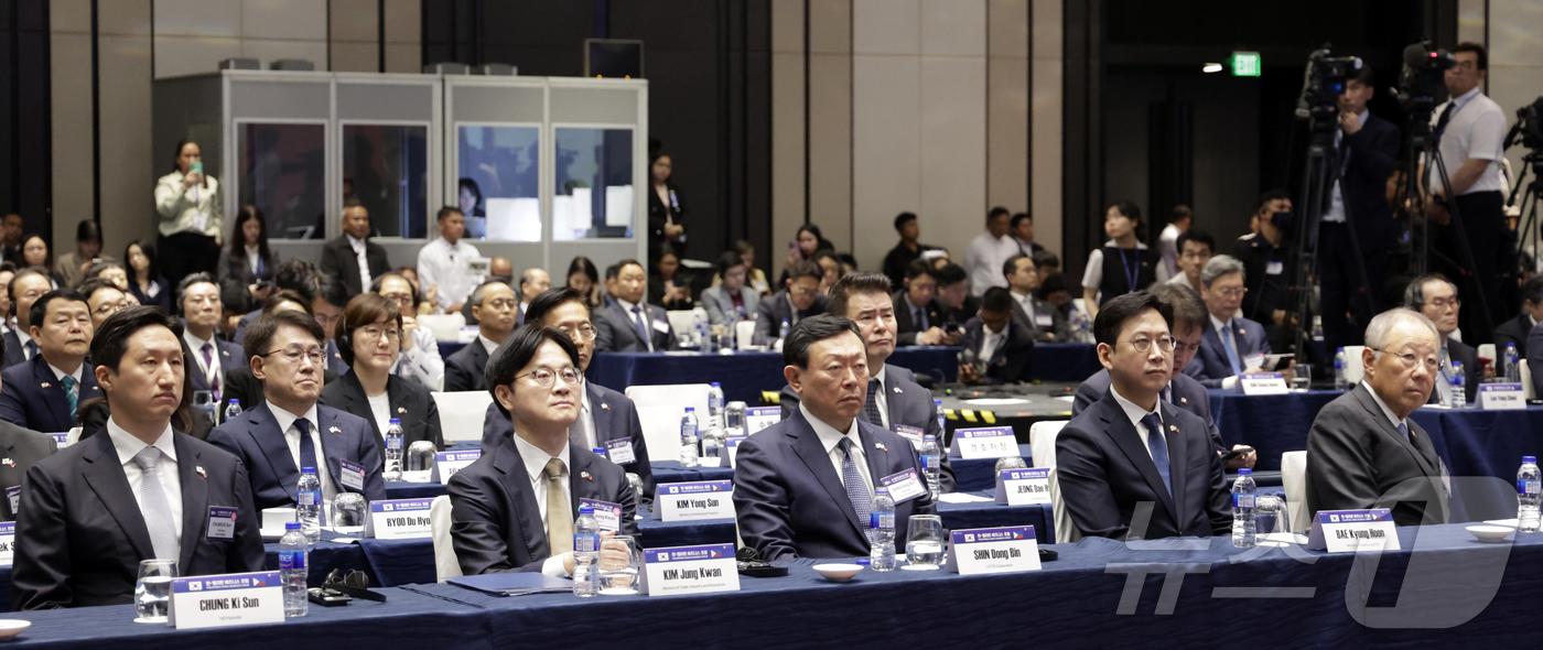 (마닐라(필리핀)=뉴스1) 허경 기자 = 배경훈 부총리 겸 과학기술정보통신부 장관과 김정관 산업통상부 장관을 비롯한 참석자들이 4일(현지시간) 필리핀 마닐라 한 호텔에서 열린 한· …