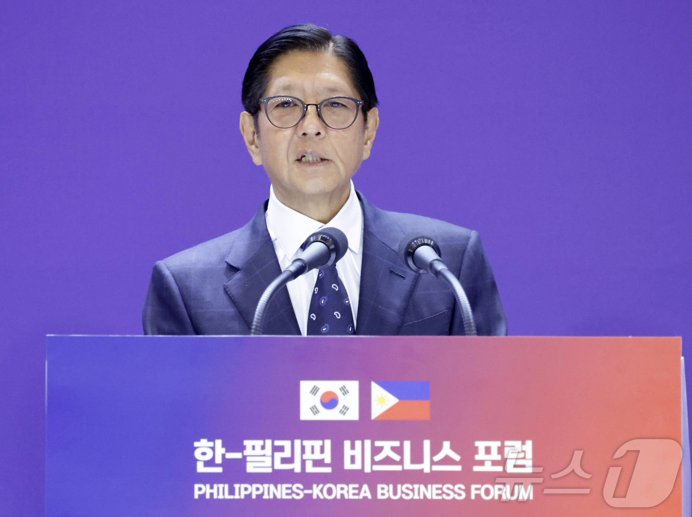 (마닐라(필리핀)=뉴스1) 허경 기자 = 페르디난드 로무알데스 마르코스 주니어 필리핀 대통령이 4일(현지시간) 필리핀 마닐라 한 호텔에서 열린 한·필 비즈니스 포럼에서 발언을 하고 …