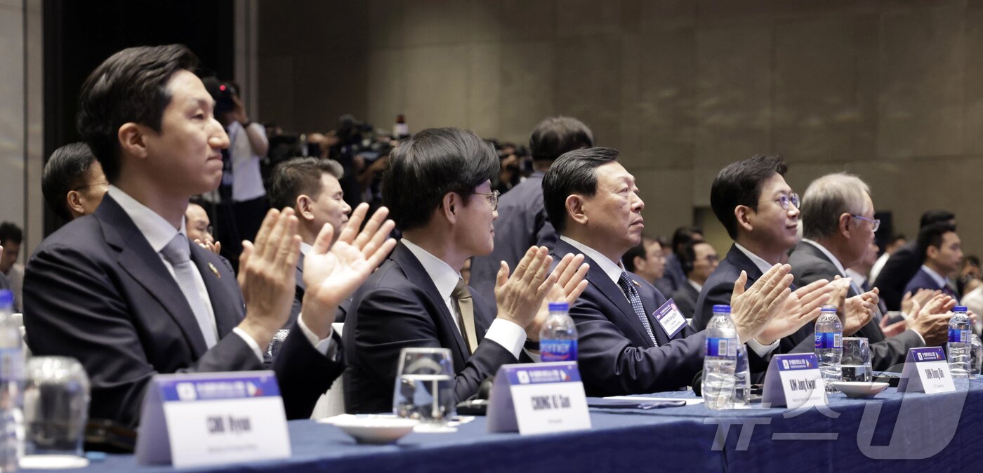 본문 이미지 - 배경훈 부총리 겸 과학기술정보통신부 장관과 김정관 산업통상부 장관을 비롯한 참석자들이 올해 3월 필리핀 마닐라 한 호텔에서 열린 한·필 비즈니스 포럼에서 박수를 치고 있다. 왼쪽이 정기선 HD현대 회장. 2026.3.4 ⓒ 뉴스1 허경 기자