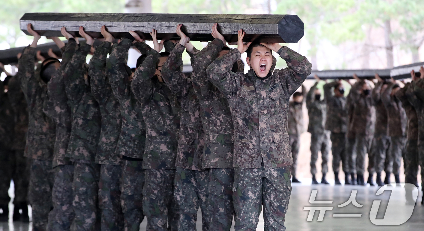 (창원=뉴스1) 윤일지 기자 = 4일 경남 창원 진해구 해군교육사령부 기초군사교육단 야전교육훈련대대에서 제722기 해군병 훈련병들이 기초유격 훈련 중 목봉 체조를 하고 있다. 20 …
