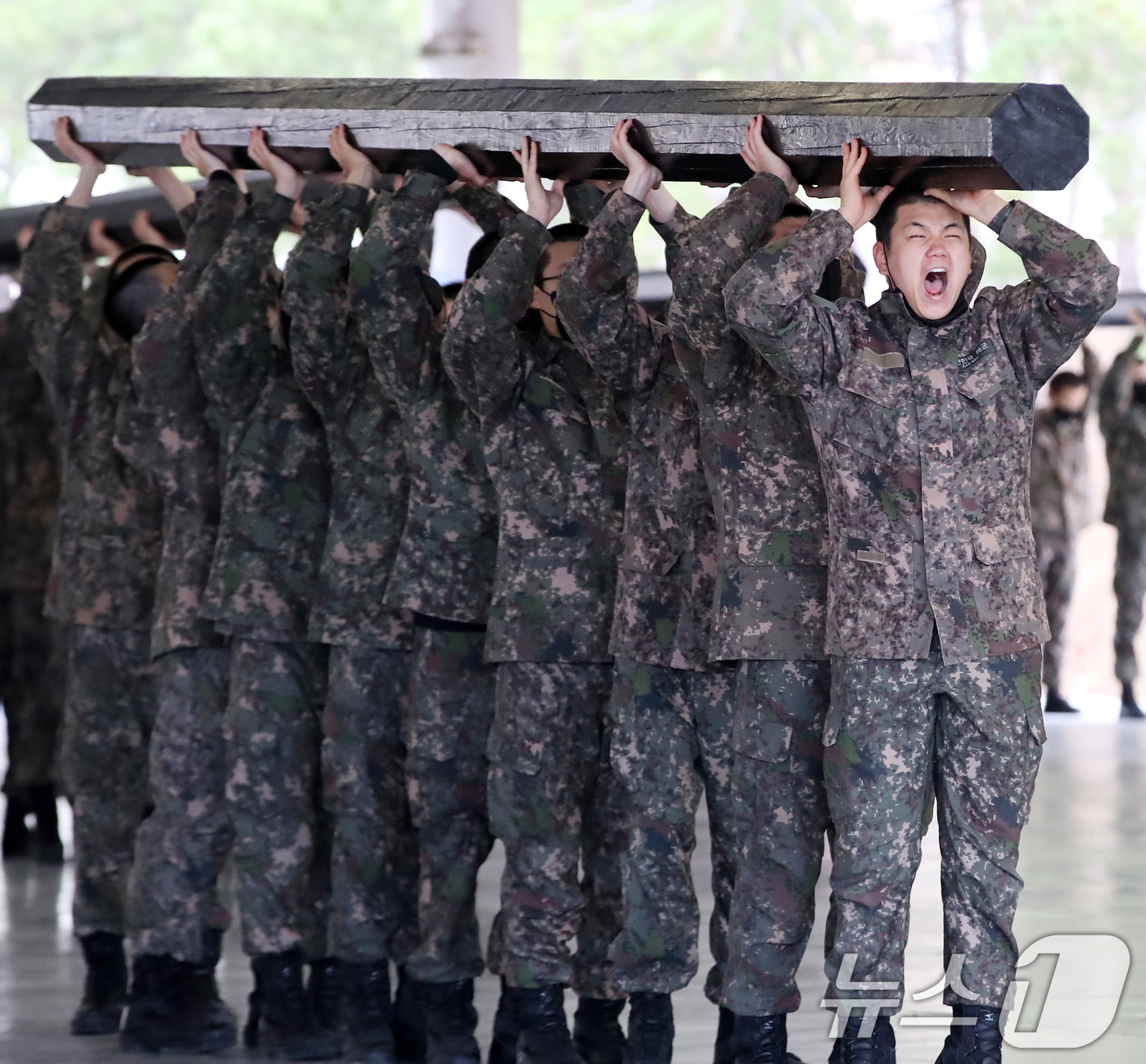 (창원=뉴스1) 윤일지 기자 = 4일 경남 창원 진해구 해군교육사령부 기초군사교육단 야전교육훈련대대에서 제722기 해군병 훈련병들이 기초유격 훈련 중 목봉 체조를 하고 있다. 20 …