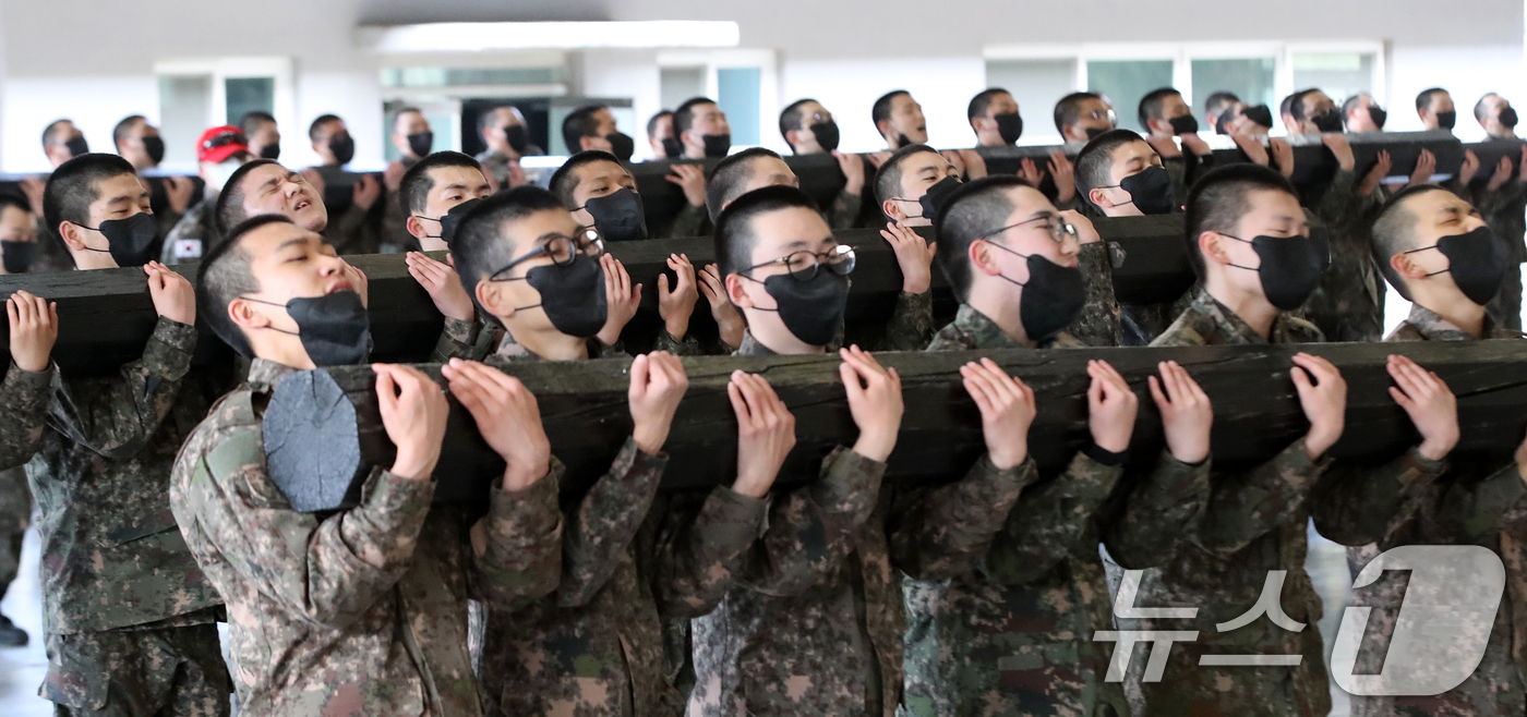 (창원=뉴스1) 윤일지 기자 = 4일 경남 창원 진해구 해군교육사령부 기초군사교육단 야전교육훈련대대에서 제722기 해군병 훈련병들이 기초유격 훈련 중 목봉 체조를 하고 있다. 20 …