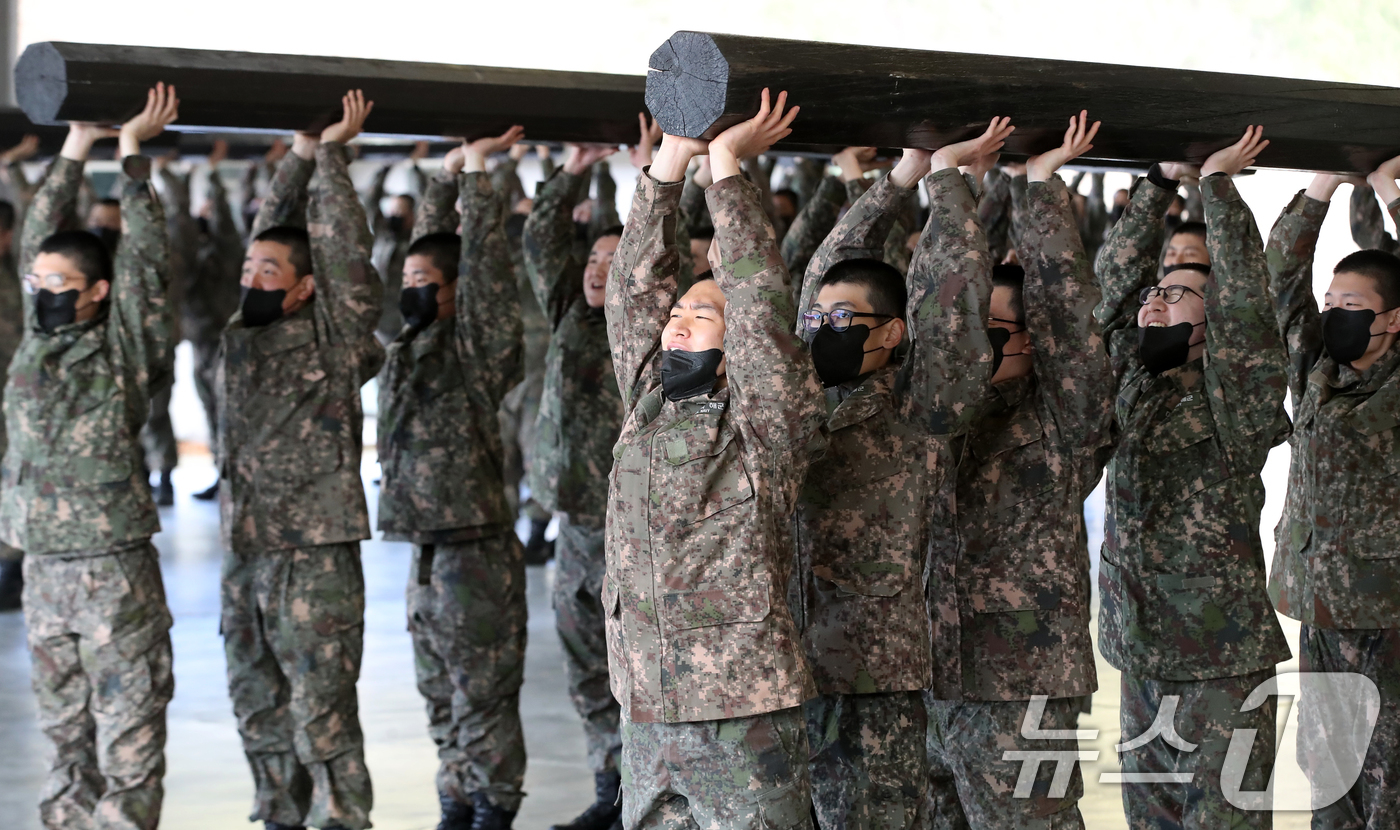 (창원=뉴스1) 윤일지 기자 = 4일 경남 창원 진해구 해군교육사령부 기초군사교육단 야전교육훈련대대에서 제722기 해군병 훈련병들이 기초유격 훈련 중 목봉 체조를 하고 있다.  2 …