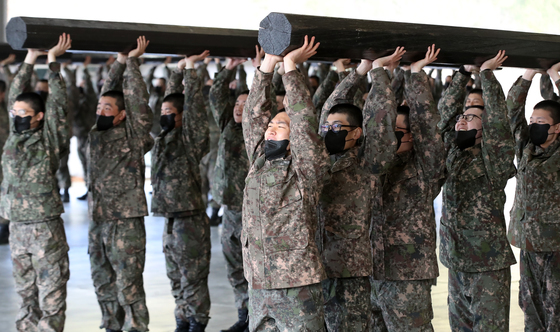 기초유격 훈련 임하는 해군병들