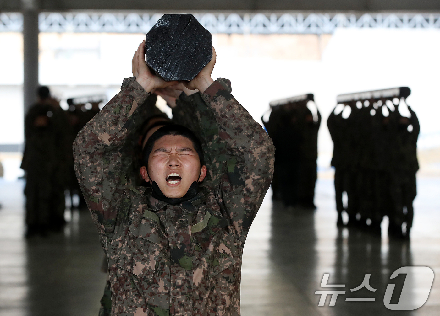 (창원=뉴스1) 윤일지 기자 = 4일 경남 창원 진해구 해군교육사령부 기초군사교육단 야전교육훈련대대에서 제722기 해군병 훈련병들이 기초유격 훈련 중 목봉 체조를 하고 있다.  2 …