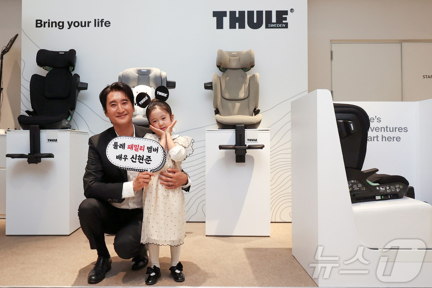 (서울=뉴스1) = 배우 신현준과 딸 신민서 양이 4일 신세계백화점 강남 팝업존에서 열린 ‘팜(PALM)’ 시리즈 론칭 캠페인에서 포즈를 취하고 있다. (툴레 제공. 재판매 및 D …