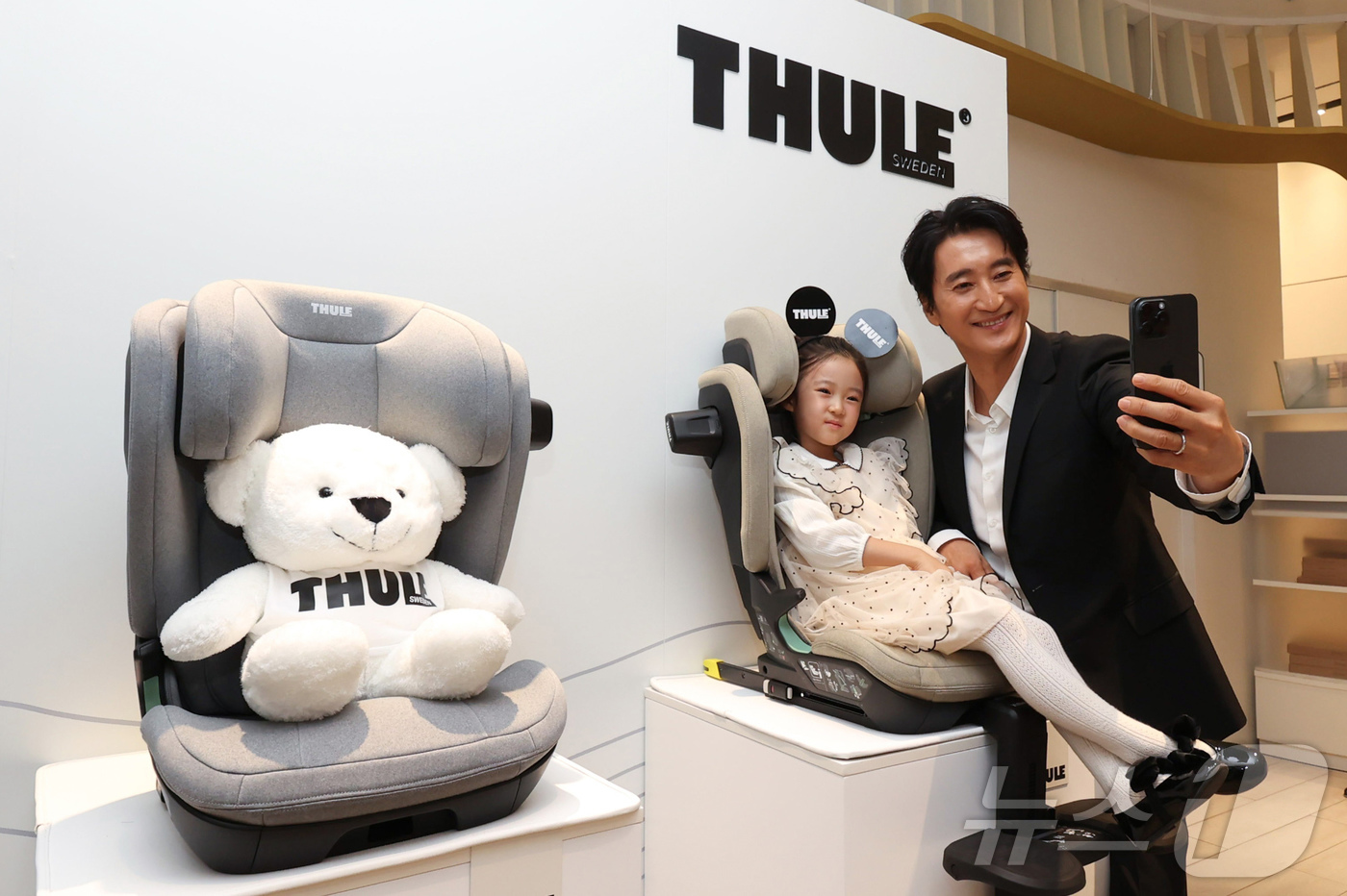 (서울=뉴스1) = 배우 신현준과 딸 신민서 양이 4일 신세계백화점 강남 팝업존에서 열린 ‘팜(PALM)’ 시리즈 론칭 캠페인에서 포즈를 취하고 있다. (툴레 제공. 재판매 및 D …