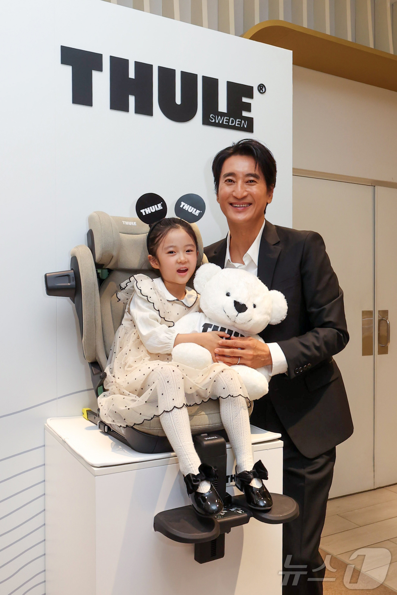 (서울=뉴스1) = 배우 신현준과 딸 신민서 양이 4일 신세계백화점 강남 팝업존에서 열린 ‘팜(PALM)’ 시리즈 론칭 캠페인에서 포즈를 취하고 있다. (툴레 제공. 재판매 및 D …