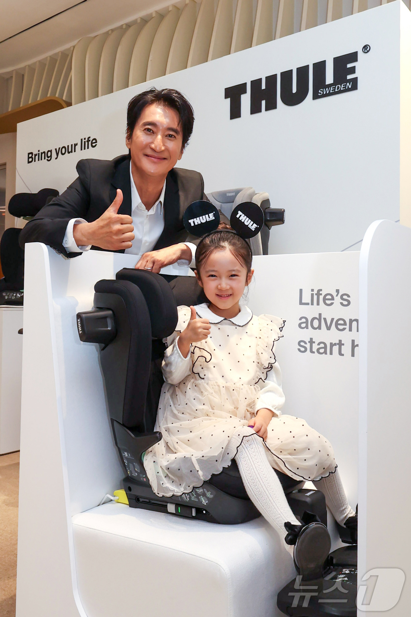 (서울=뉴스1) = 배우 신현준과 딸 신민서 양이 4일 신세계백화점 강남 팝업존에서 열린 ‘팜(PALM)’ 시리즈 론칭 캠페인에서 포즈를 취하고 있다. (툴레 제공. 재판매 및 D …