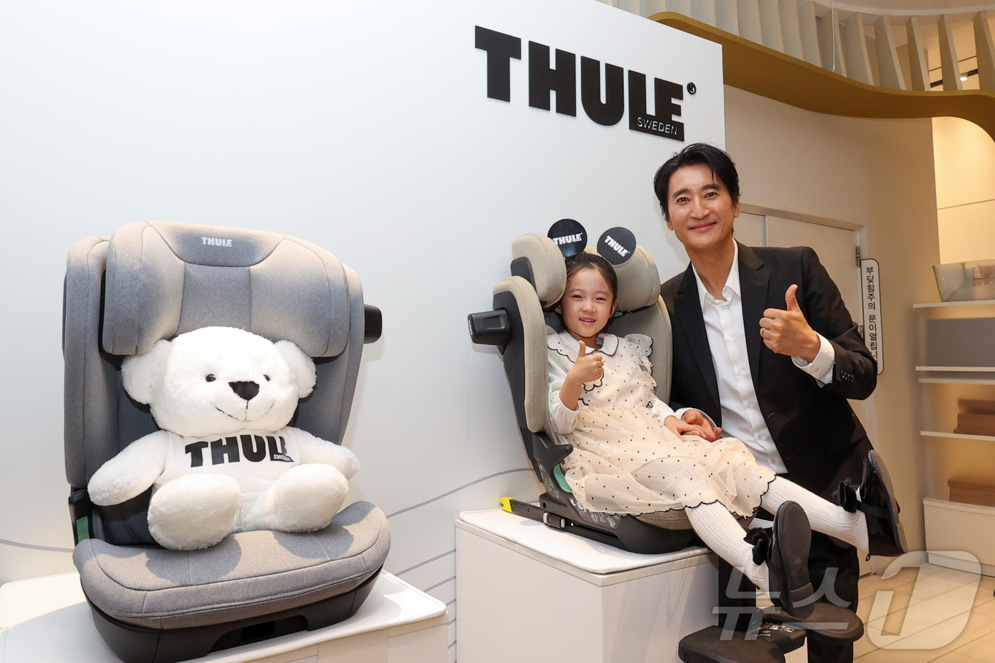 (서울=뉴스1) = 배우 신현준과 딸 신민서 양이 4일 신세계백화점 강남 팝업존에서 열린 ‘팜(PALM)’ 시리즈 론칭 캠페인에서 포즈를 취하고 있다. (툴레 제공. 재판매 및 D …