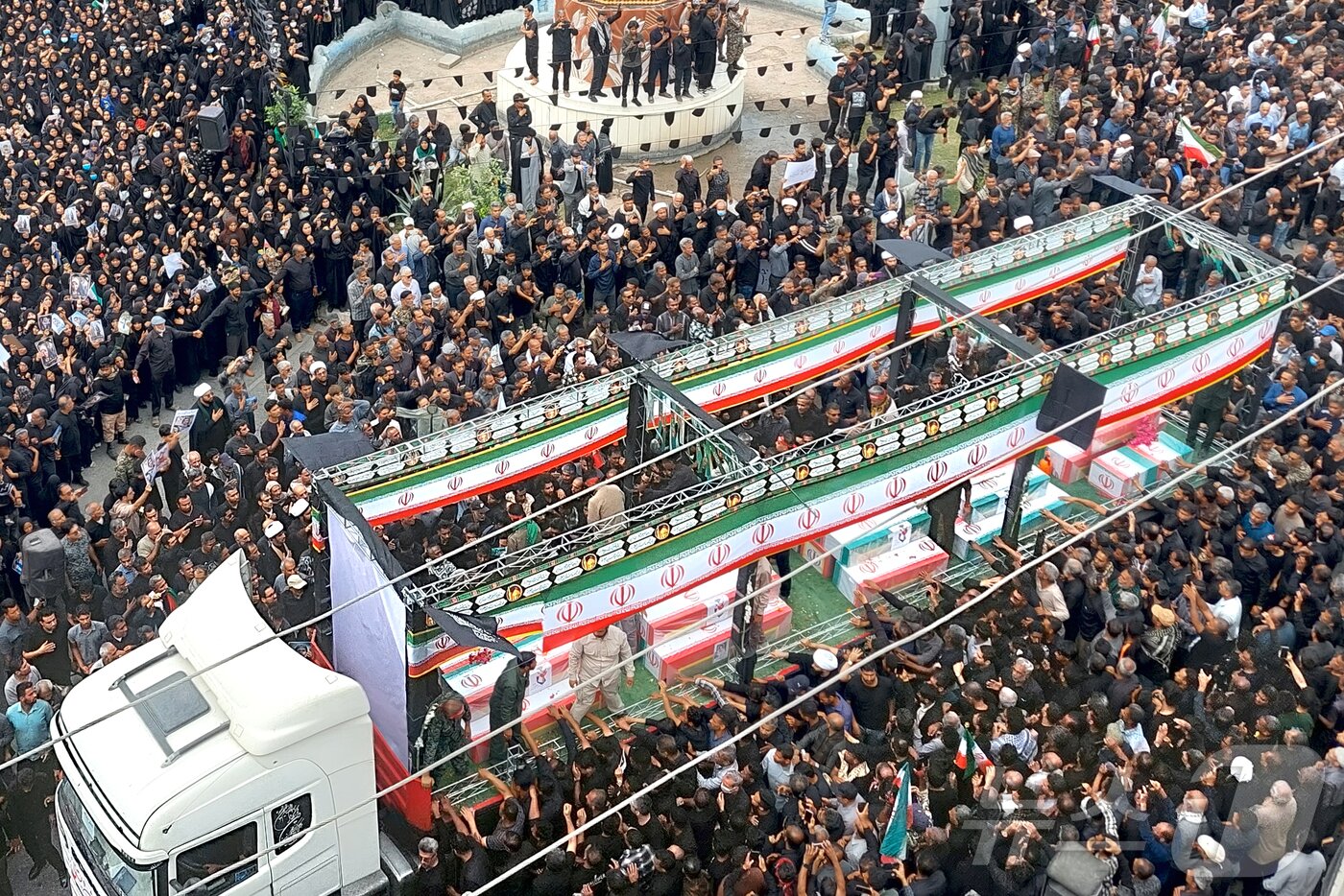 본문 이미지 - 3일(현지시간) 이란 호르모즈간 주 미나브에 일대에서 초등학교 공습으로 사망한 어린이들의 장례식이 열리고 있다. ⓒ 신화=뉴스1