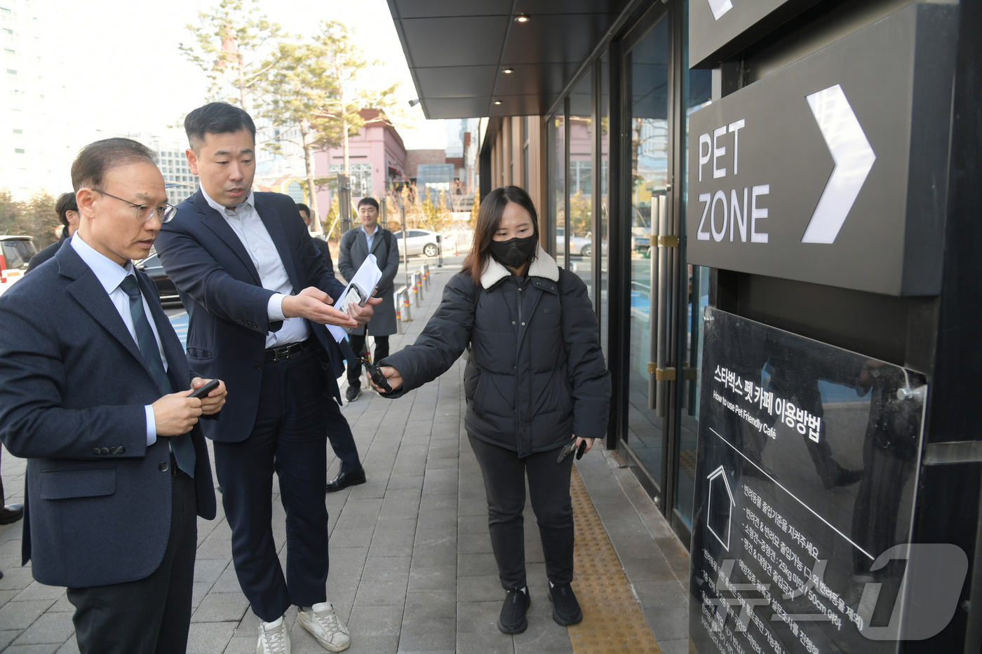 (서울=뉴스1) = 김용재 식품의약품안전처 차장이 4일 경기도 구리 스타벅스 구리갈매DT점을 방문해 반려동물 동반출입 음식점의 운영 현황을 확인하고 있다. (식품의약품안전처 제공. …