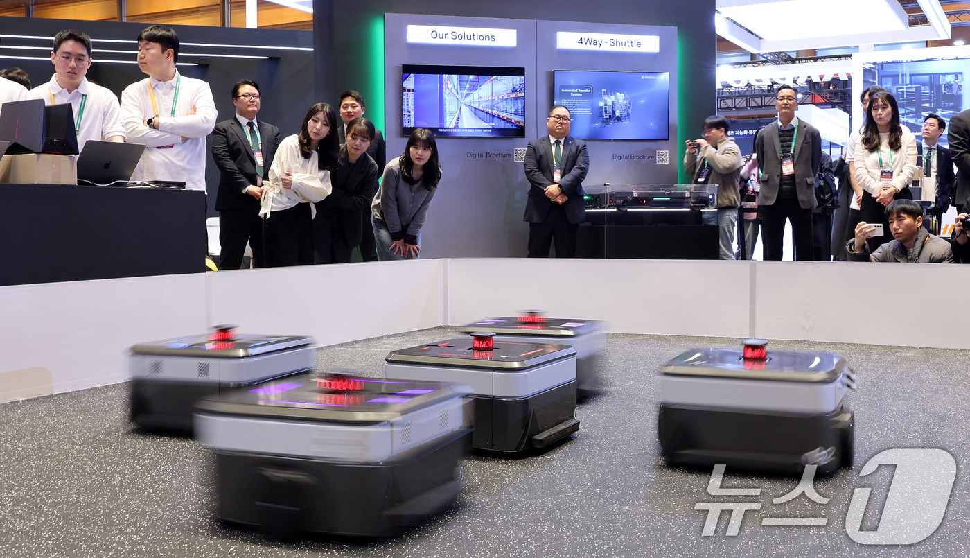 (서울=뉴스1) 박지혜 기자 = 4일 서울 강남구 코엑스에서 열린 ‘2026 스마트공장·자동화산업전(AW 2026)’ 현대 무벡스 부스에서 자율주행 물류로봇(AMR)이 퍼레이드를 …