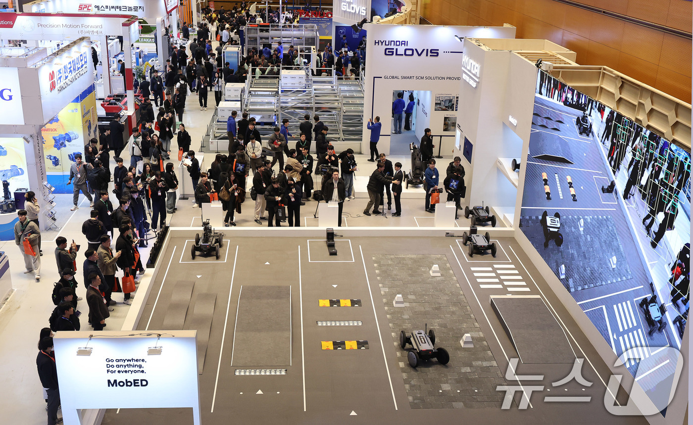(서울=뉴스1) 박지혜 기자 = 4일 서울 강남구 코엑스에서 열린 ‘2026 스마트공장·자동화산업전(AW 2026)’에서 현대자동차그룹 로보틱스랩의 모베드(MobED) 시연이 진행 …