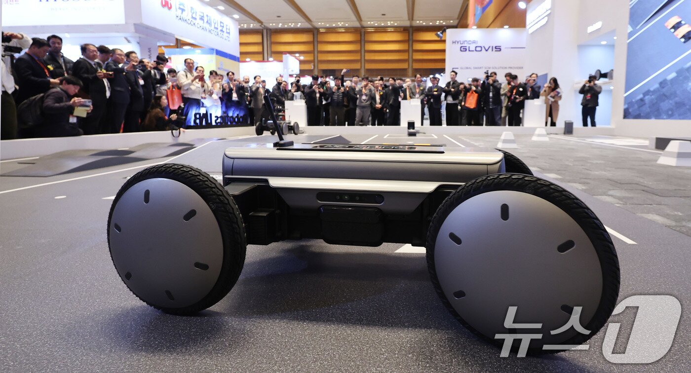 본문 이미지 - 4일 서울 강남구 코엑스에서 열린 ‘2026 스마트공장·자동화산업전(AW 2026)’에서 현대자동차그룹 로보틱스랩의 모베드(MobED) 시연이 진행되고 있다. 2026.3.4 ⓒ 뉴스1 박지혜 기자
