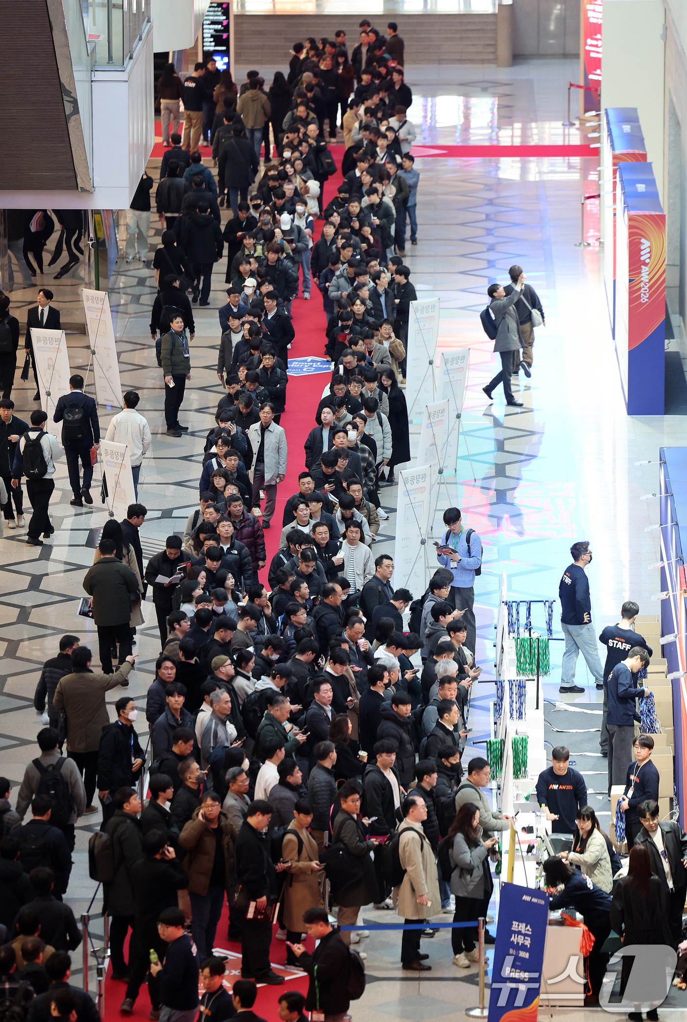 (서울=뉴스1) 박지혜 기자 = 4일 서울 강남구 코엑스에서 열린 ‘2026 스마트공장·자동화산업전(AW 2026)’을 찾은 관람객들이 입장하기 위해 줄지어 대기하고 있다. 202 …