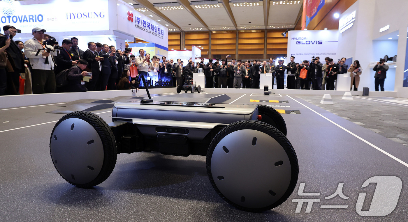 (서울=뉴스1) 박지혜 기자 = 4일 서울 강남구 코엑스에서 열린 ‘2026 스마트공장·자동화산업전(AW 2026)’에서 현대자동차그룹 로보틱스랩의 모베드(MobED) 시연이 진행 …