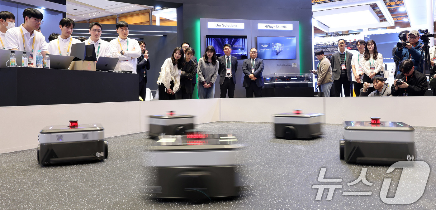 (서울=뉴스1) 박지혜 기자 = 4일 서울 강남구 코엑스에서 열린 ‘2026 스마트공장·자동화산업전(AW 2026)’ 현대 무벡스 부스에서 자율주행 물류로봇(AMR)이 퍼레이드를 …
