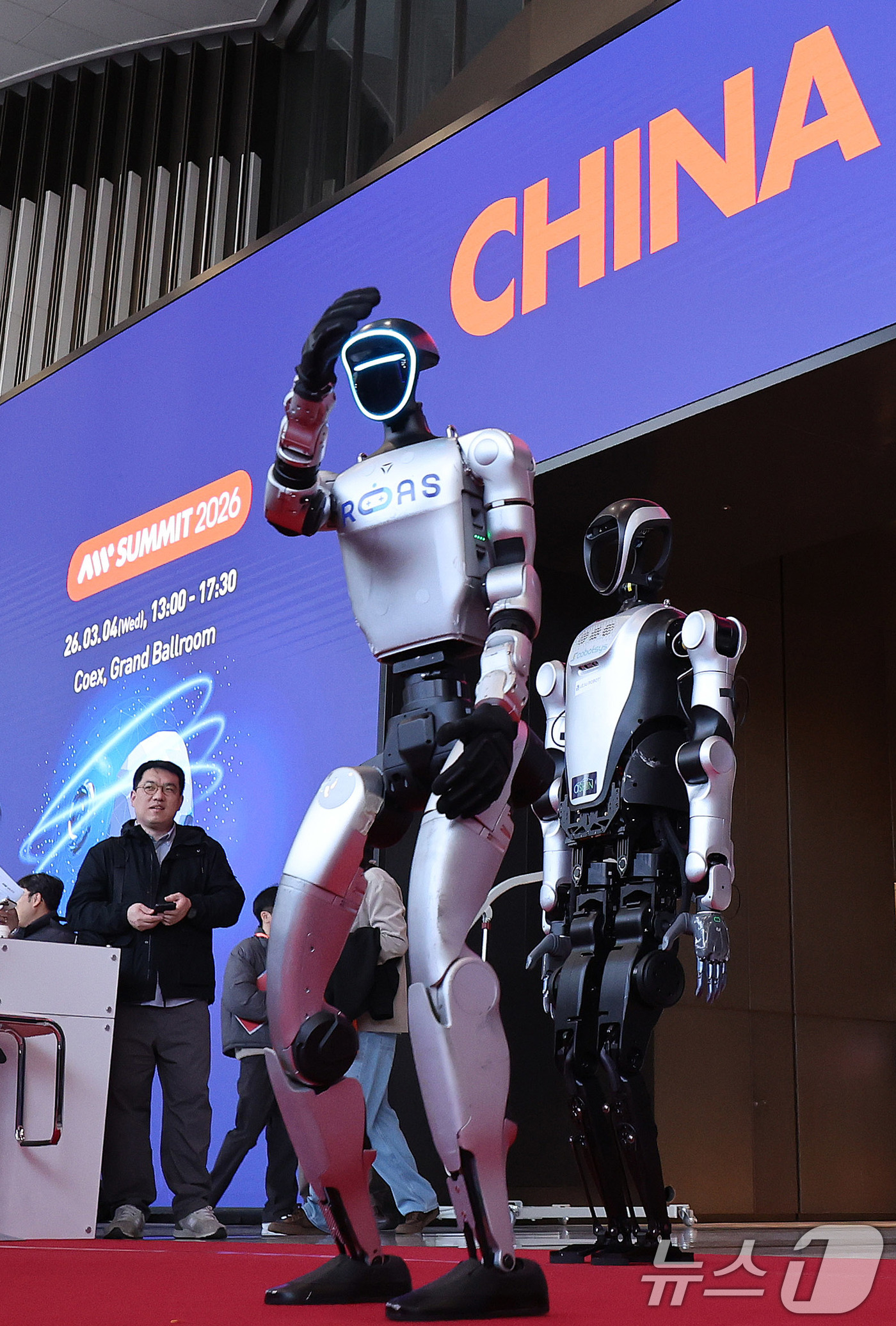 (서울=뉴스1) 박지혜 기자 = 4일 서울 강남구 코엑스에서 열린 ‘2026 스마트공장·자동화산업전(AW 2026)’에서 중국 휴머노이드 로봇 유니트리의 G1이 춤을 추고 있다. …