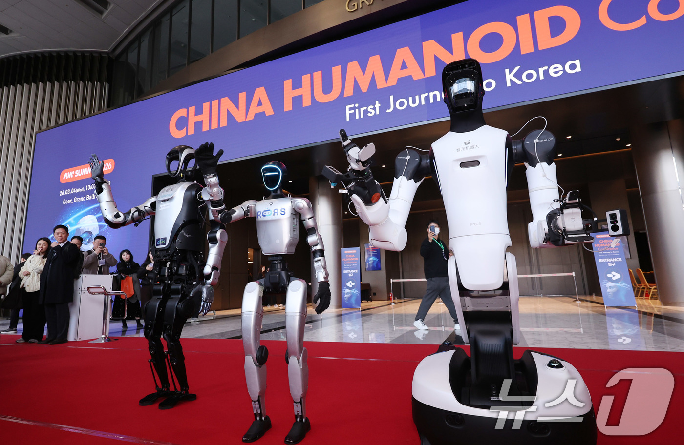 (서울=뉴스1) 박지혜 기자 = 4일 서울 강남구 코엑스에서 열린 ‘2026 스마트공장·자동화산업전(AW 2026)’에서 중국의 로봇 기업 레주로보틱스의 쿠아보(왼쪽부터), 유니트 …