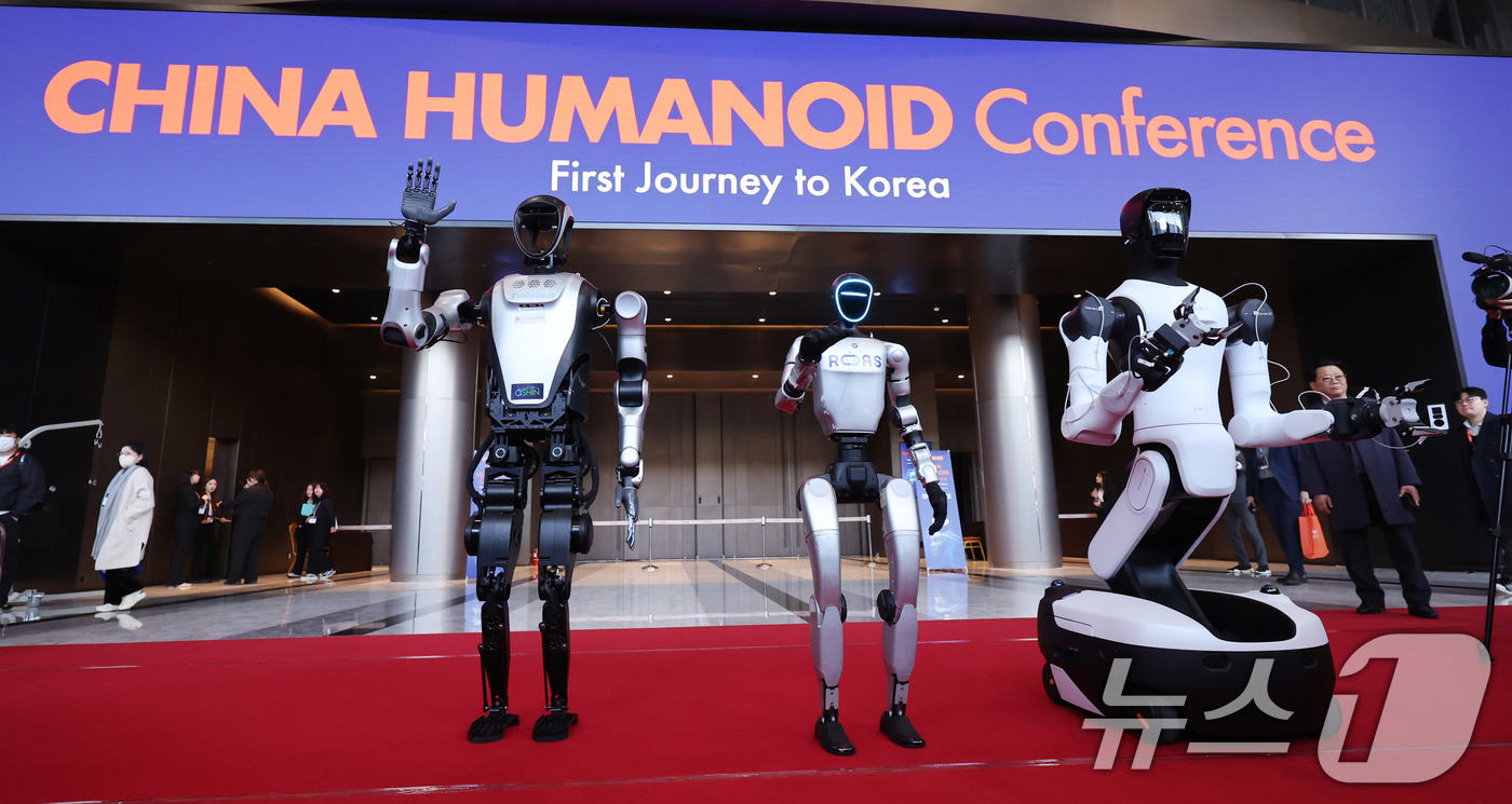 (서울=뉴스1) 박지혜 기자 = 4일 서울 강남구 코엑스에서 열린 ‘2026 스마트공장·자동화산업전(AW 2026)’에서 중국의 로봇 기업 레주로보틱스의 쿠아보(왼쪽부터), 유니트 …