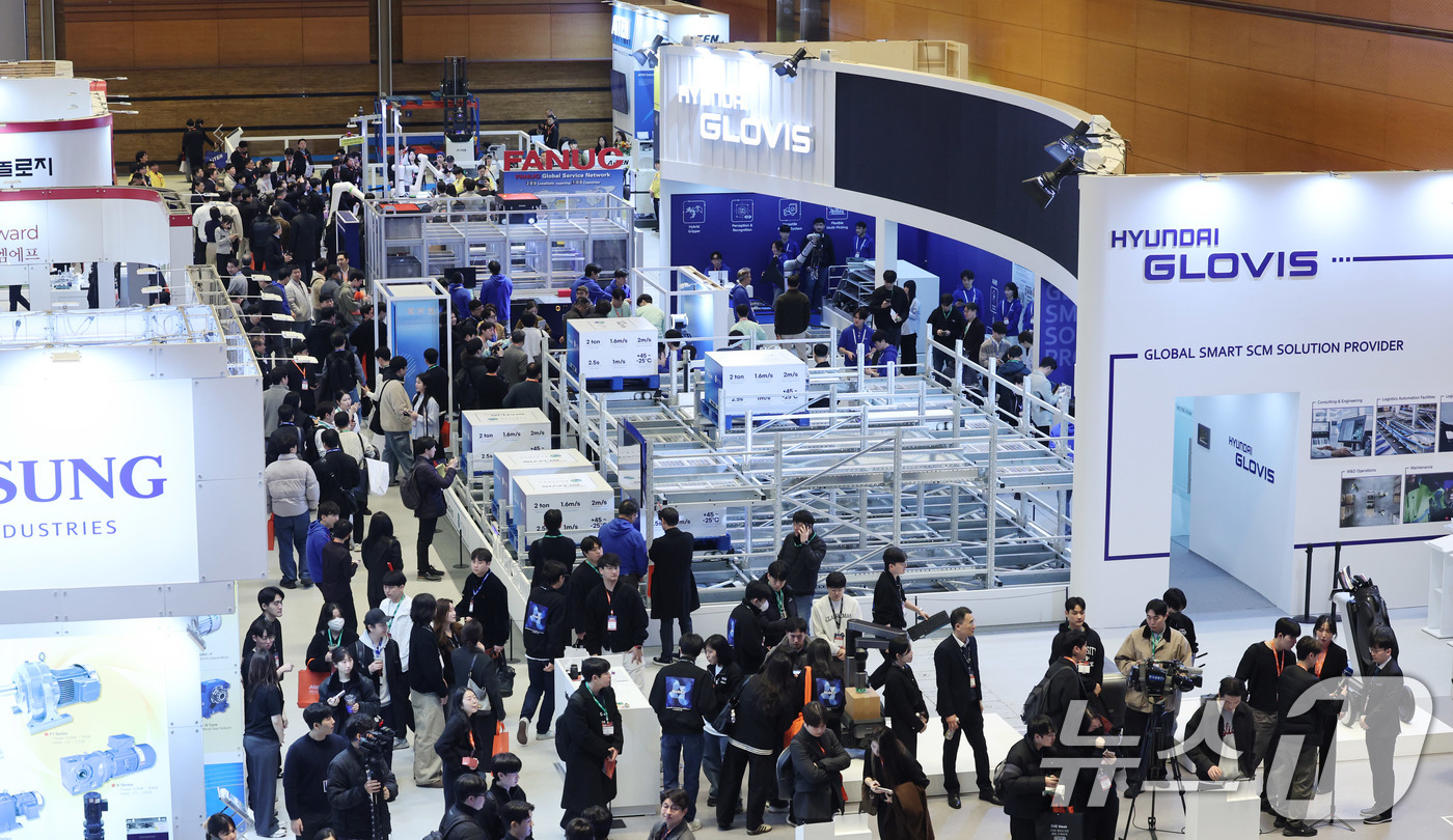 (서울=뉴스1) 박지혜 기자 = 4일 서울 강남구 코엑스에서 열린 ‘2026 스마트공장·자동화산업전(AW 2026)’에서 현대 글로비스 부스가 북적이고 있다. 2026.3.4/뉴스 …