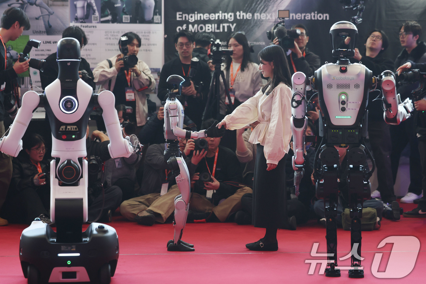 (서울=뉴스1) 박지혜 기자 = 4일 서울 강남구 코엑스에서 열린 ‘2026 스마트공장·자동화산업전(AW 2026)’에서 참관객이 중국의 로봇 기업 유니트리의 휴머노이드 로봇 G1 …