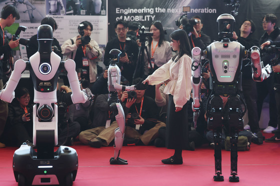 한국 찾은 중국 휴머노이드 로봇들