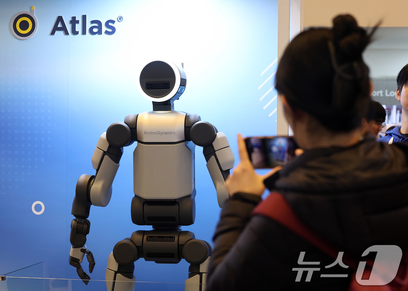 (서울=뉴스1) 박지혜 기자 = 4일 서울 강남구 코엑스에서 열린 ‘2026 스마트공장·자동화산업전(AW 2026)’에서 아틀라스 양산형 모델이 공개되고 있다.‘CES 2026’에 …